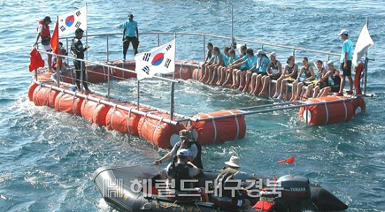 지난 2004년  당시 울릉도~독도 수영종단을 하기 위해 참가 선수들이 토크에 의지하며 힘차게 물살을 가르고 있다.(헤럴드 DB))