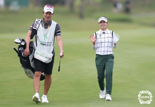 공동 선두로 올라서며 대회 3연패 기회를 잡은 박민지. [사진=KLPGA]