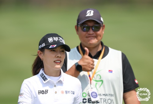 출산 후 복귀해 정규 투어 첫 우승 기회를 만든 박주영. [사진=KLPGA]