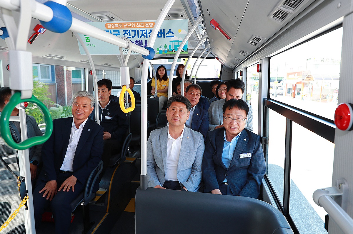 손병복 울진군수를 비롯한 임필승 군의회 의장등 관계자들이 전기저상버스를 직접 탑승해 보고 있다(울진군 제공)