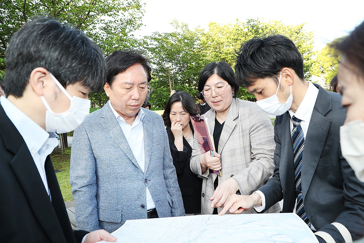권기창 안동시장이 물의도시  일본 오사카의 하천재생현장을 둘러보고 있다(안동시 제공)