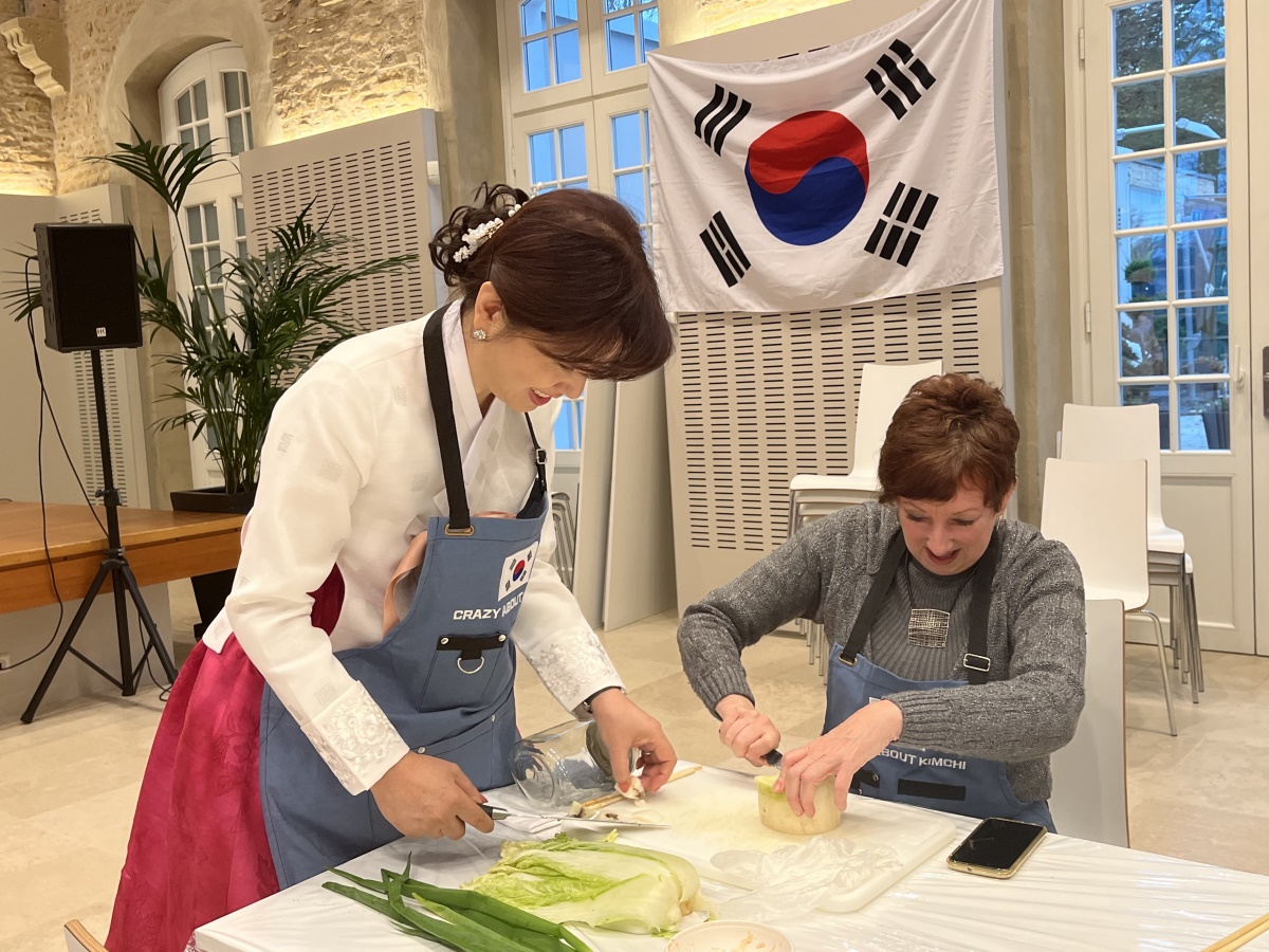 임경숙 한식진흥원 이사장이 외국인 참가자와 함께 김치를 만들고 있다. [한식진흥원 제공]