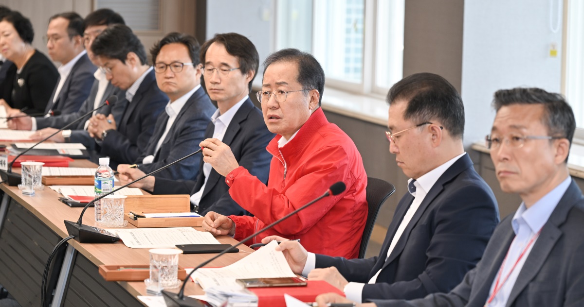 홍준표 대구시장은 4일 시청 산격청사에서 간부회의를 열고 있다.[대구시 제공]