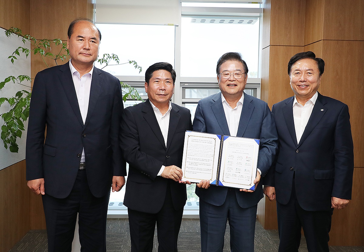 안동·상주·제천시장이  국가균형발전위원회를 방문해 공공기관 이전을 촉구했다(사진 왼쪽부터) 강영석 상주시장,김창규 제천시장,우동기 국가균형발전위원회 위원장,권기창 안동시장(안동시 제공)