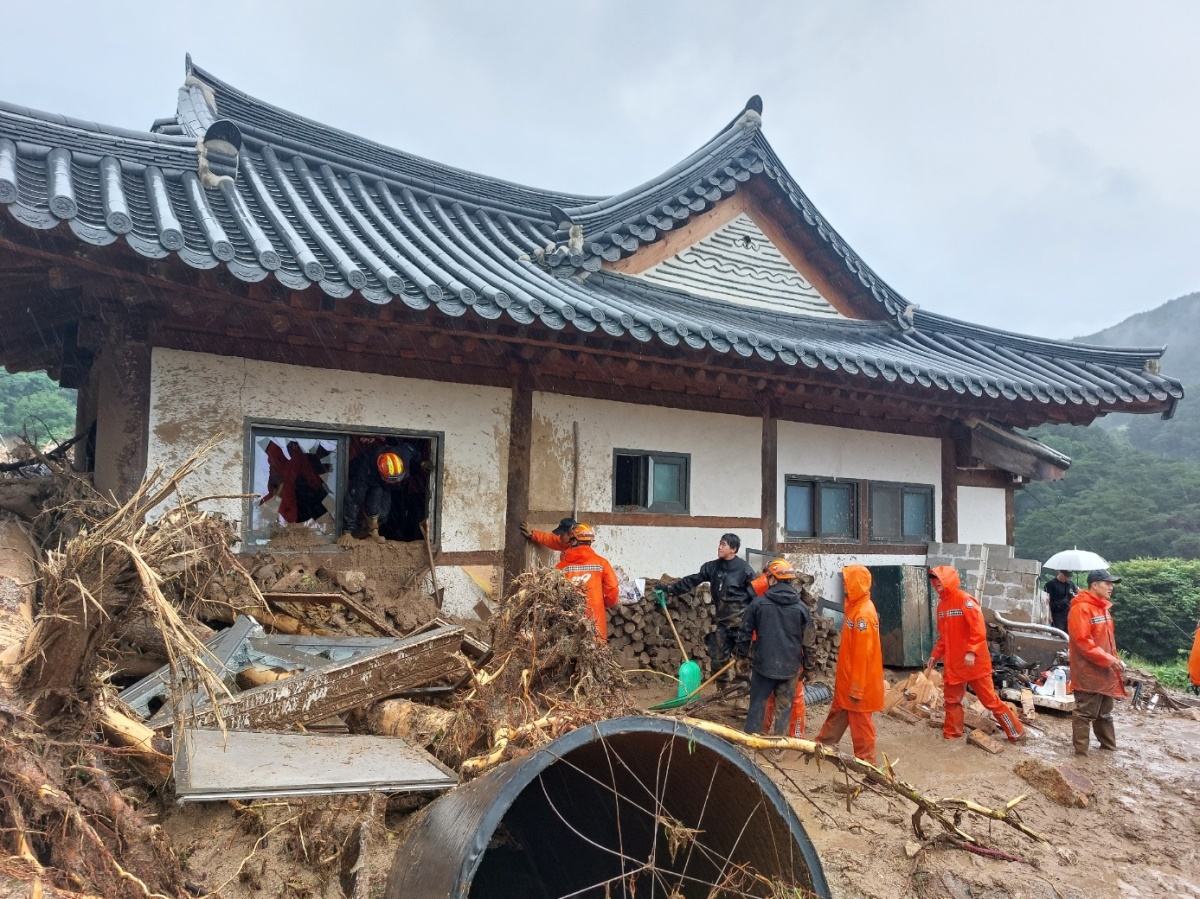 단독 주택 산사태가 발생한 봉화군 춘양면 학산리 모습.[경북소방본부 제공]