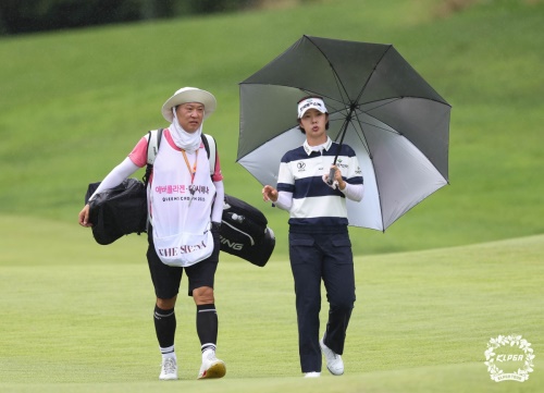 2타 차 선두로 최종라운드를 맞게 된 박지영. [사진=KLPGA]