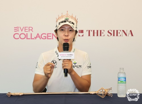 우승 인터뷰 중인 박지영. [사진=KLPGA]