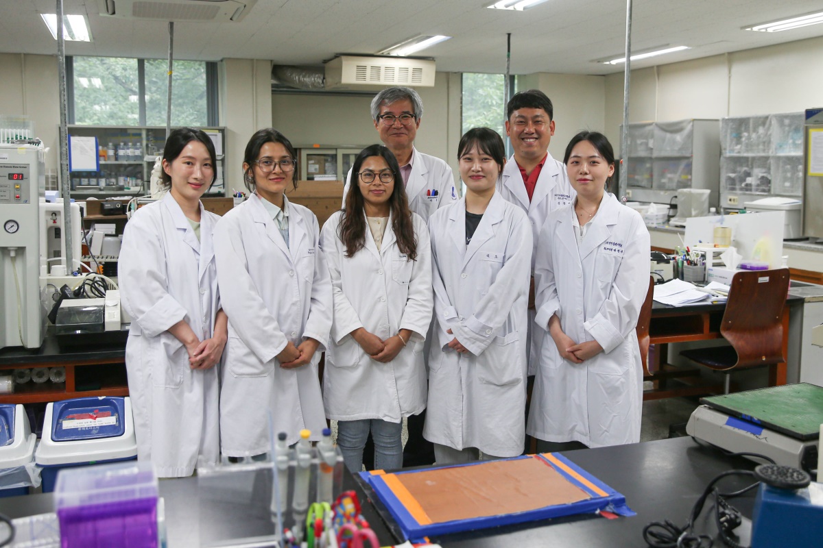 허용 대구가톨릭대 교수(뒷줄 왼쪽)와 보건면역학연구실 연구진의 모습.[대구가톨릭대 제공]