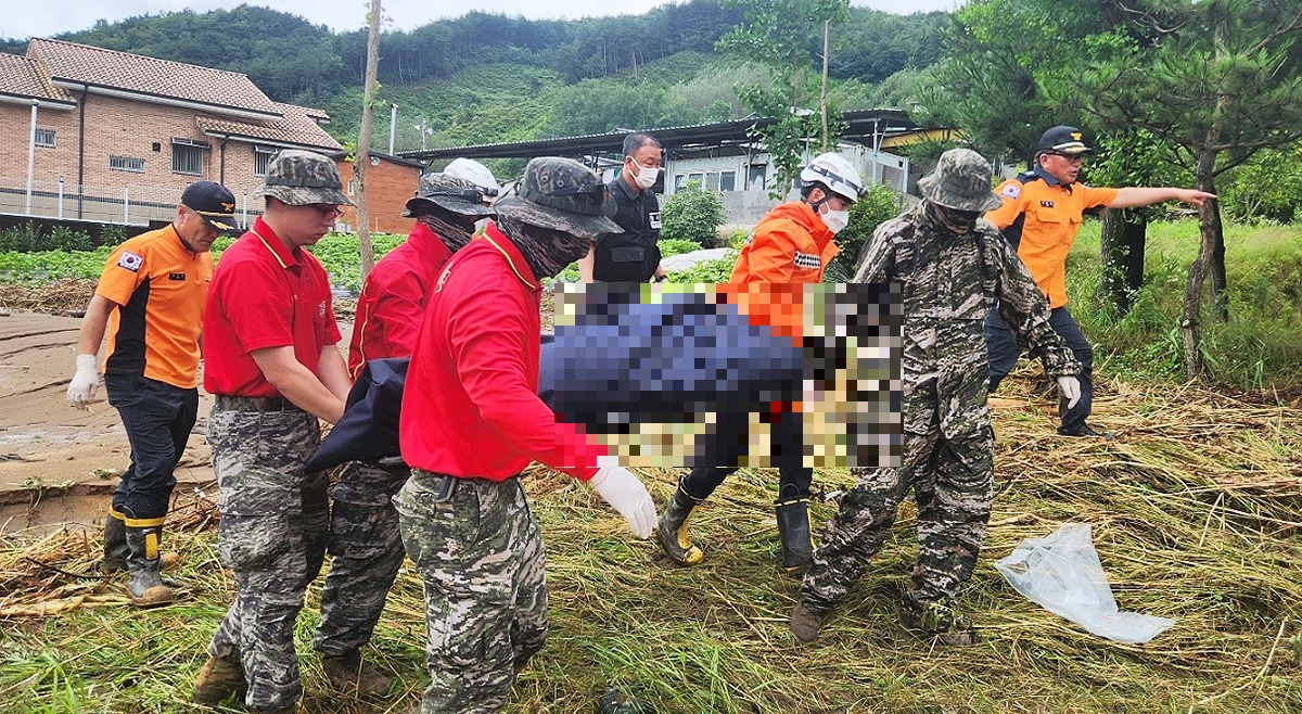 예천군 용문면 제곡리 한천에서 실종자를 발견해 수습하고 있다.(경북소방본부제공)