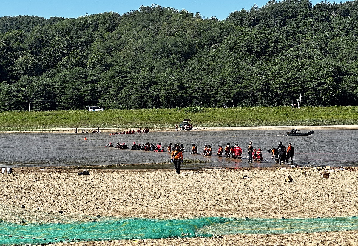 실종된 A일병을 찾기위해 군경,소방 합동수색을 이어나가고 있다.(경북도 소방본부 제공)
