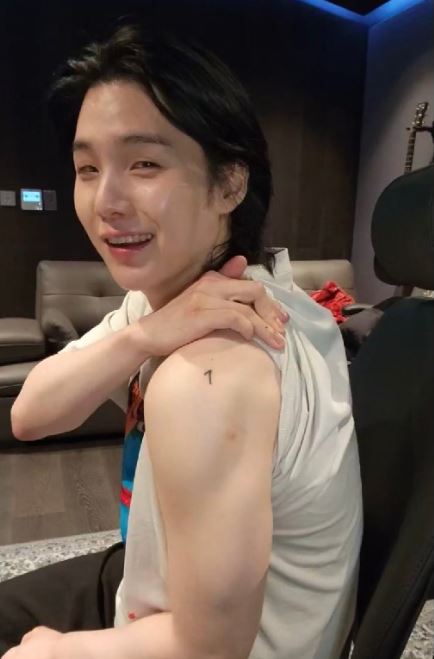 슈가/사진='위버스' 라이브 방송화면 캡처