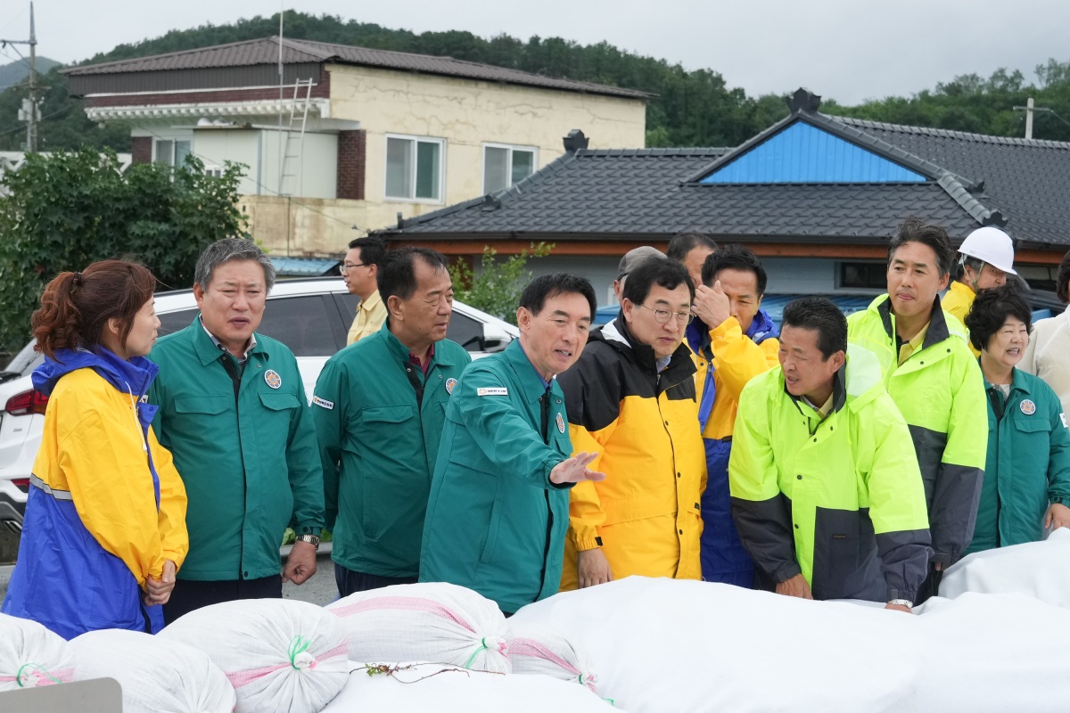 주낙영 경주시장과 김석기 국회의원이 내남 이조천 현장을 방문해 피해상황을 점검하고 있다.[경주시 제공]