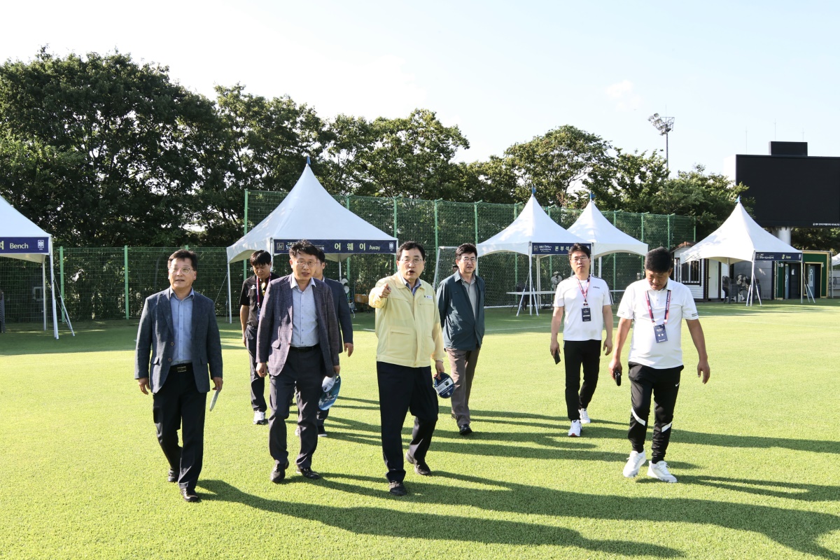 주낙영 경주시장이 지난 11일 화랑대기 전국 유소년 축구대회를 앞두고 경기장을 방문해 시설물 및 경기준비 상황 등을 점검하고 있다.[경주시 제공]