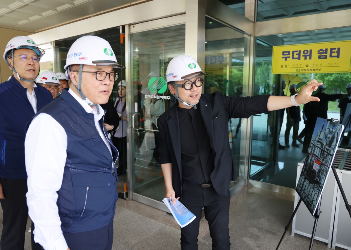 황주호 한수원 사장이 11일 넛지효과 기반 안전디자인이 적용된 한빛원자력본부를 방문해 현장을 점검하고 있다.[한수원 제공]