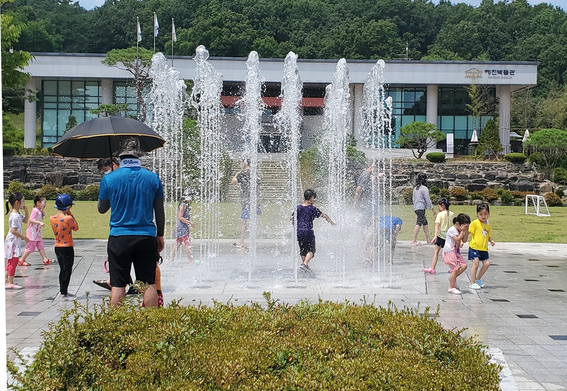 예천박물관 바닥분수에서 어린이들이 무더위를 탈출하고 있다(사진=김성권 기자)