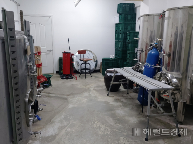 서울 중구 신당동에 위치한 와인 브랜드 머곰의 양조장의 모습. 오른쪽은 1000ℓ짜리 발효탱크다. 김희량 기자