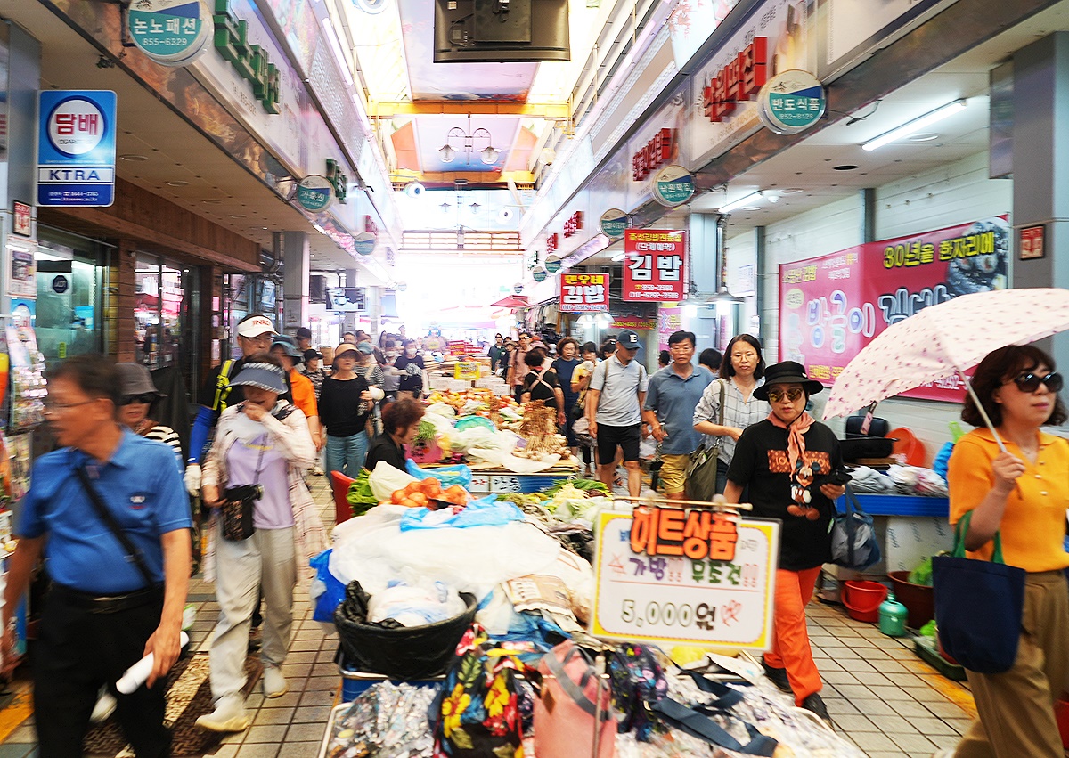 안동 전통시장 투어모습(안동시 제공)