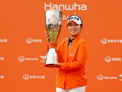 우승 트로피를 들고 포즈를 취한 김수지. [사진=KLPGA]