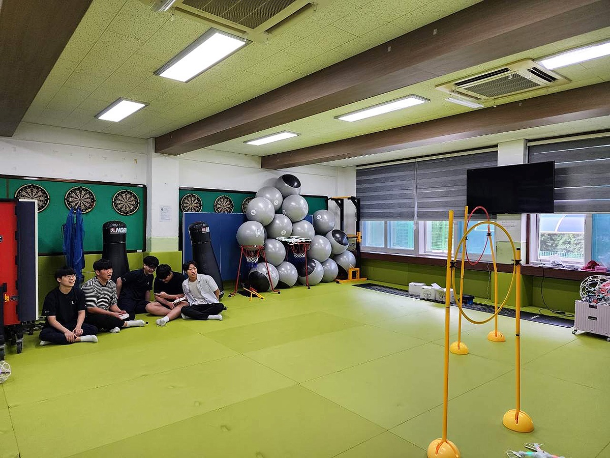 축구 드론과 3D프린팅. 아트 교육에 참여한 학생들이 관심을 보이고 있다(대저폐리 제공)