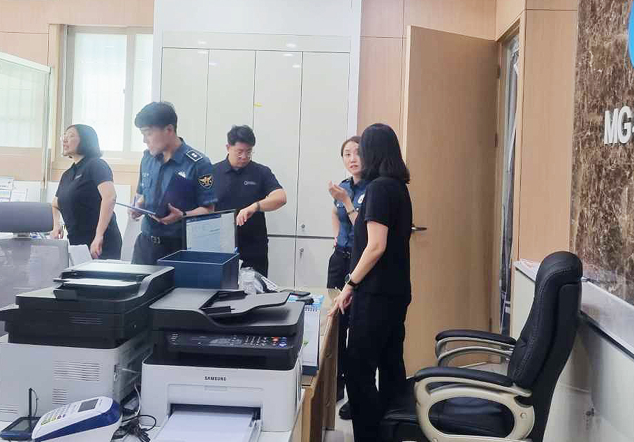 경북영주경찰서가  생활안전과장외 3명으로 꾸린 금융기관 범죄예방진단팀이  새마을 금고등을 대상으로  특별방범 활동에 돌입했다.(영주경찰서 제공)
