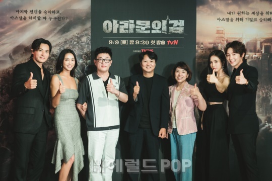 장동건, 김옥빈, 박상연 작가, 김광식 감독, 김영현 작가, 신세경, 이준기/사진제공=tvN