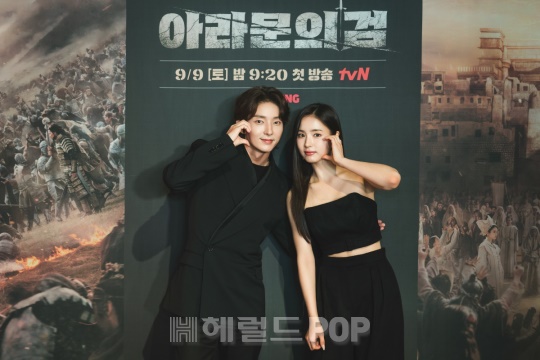 이준기, 신세경/사진제공=tvN
