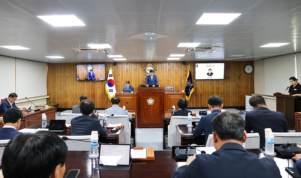 영주시의회가 5일 본회의장에서 제 275회 임시회를 개회했다.사진은 심재연 의장이 개회사를 하고 있다 (영주시의회 제공)