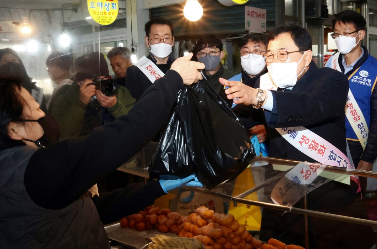 주낙영 경주시장이 설 명절을 앞두고 전통시장을 찾아 장보기 행사를 갖고 있다.[경주시 제공]