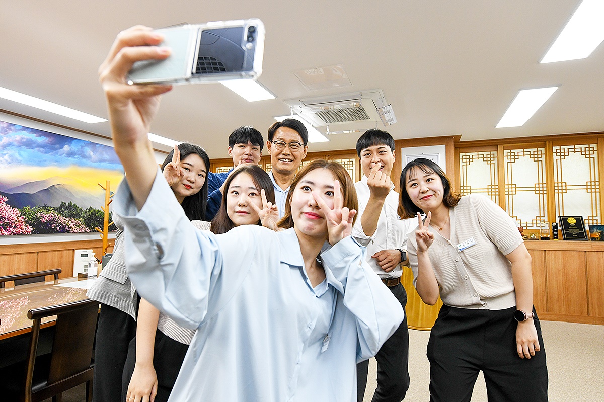 MZ세대 직원 소통 프로그램 '1시의 데이트' 프로그램을 진행한 후 박남서 영주시장과 MZ세대 직원들이 셀카를 찍으며 즐거워 하고 있다(영주시 제공)