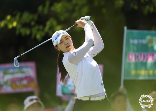 출전선수중 유일하게 이틀 연속 언더파를 친 이가영. [사진=KLPGA]