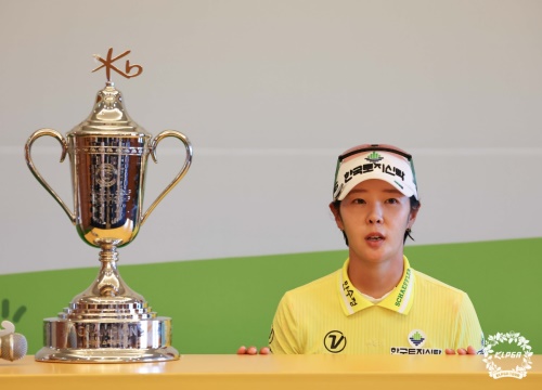 메이저 우승 트로피를 놓고 우승 인터뷰 중인 박지영. [사진=KLPGA]