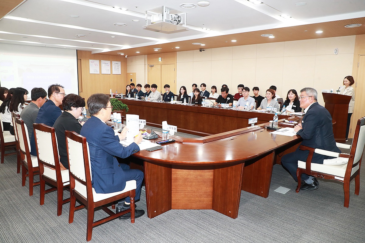 예천군이 MZ세대 공직자로 구성된 혁신 주니어보드 발표회를 가졌다(예천군 제공)