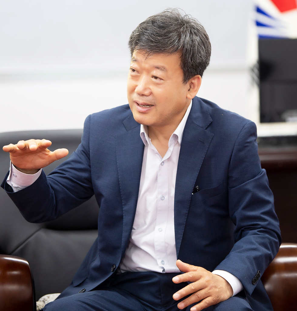 남한권 울릉군수가 울릉학생체육관에 들어설 '울릉 다이음터’ 건립 에 대해  설명하고 있다(울릉군 제공)