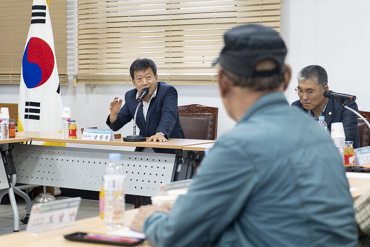 경북 울릉군이 13.14일 양일간 내년도 예산편성을 위한 주민참여 예산 공청회를 열었다. 사진은 울릉읍사무소에서 열린 공청회에서 한주민의  사업건의에 남한권 군수가 답변하고 있다(울릉군 제공)