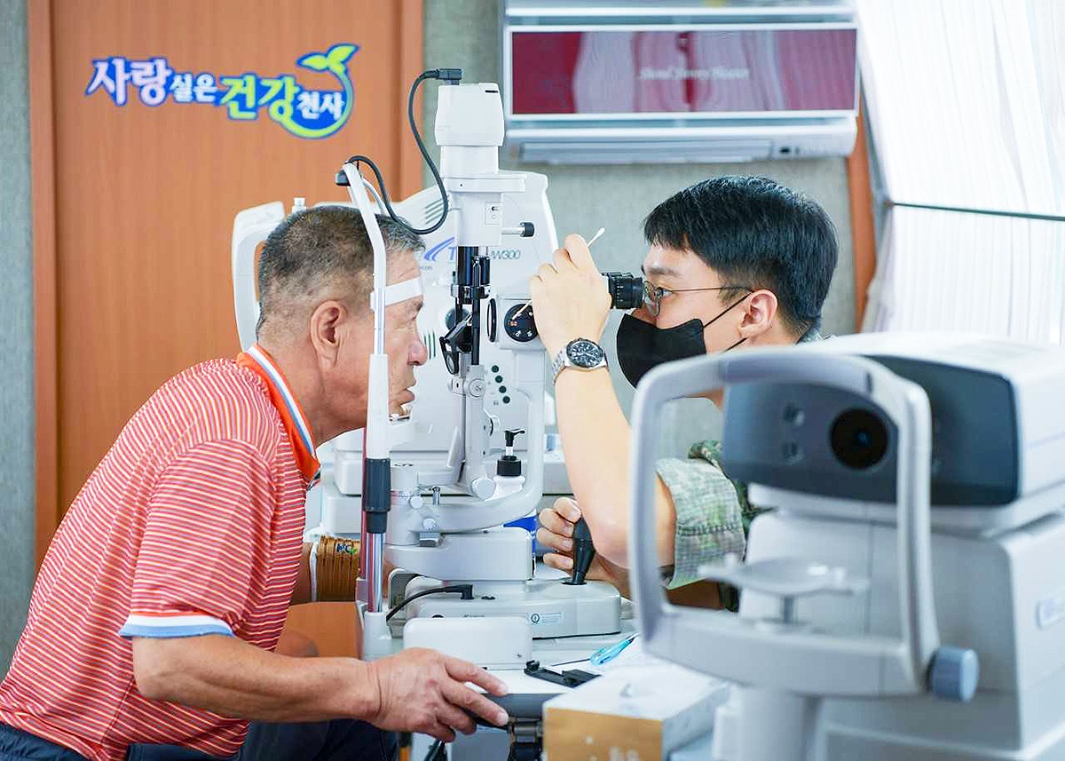 공군 제16전투비행단이  지역주민을 위해 ‘찾아가는 행복병원’ 을 운영해 호응을 얻고 있다(16전비 제공)