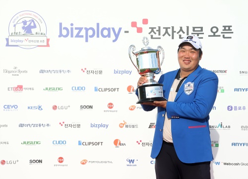 우승 트로피를 들고 포즈를 취한 김찬우. [사진=KPGA]