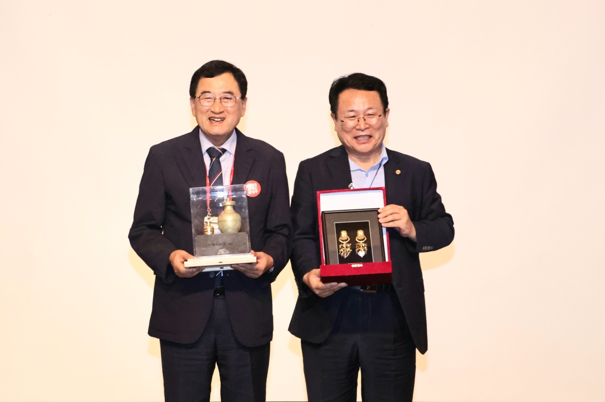 지난 14일 경주 힐튼에서 열린 익산시 방문단 환영만찬에서 주낙영 경산시장(사진 왼쪽)과 정헌율 익산시장이 선물교환을 한 후 기념촬영을 하고 있다.[경주시 제공]