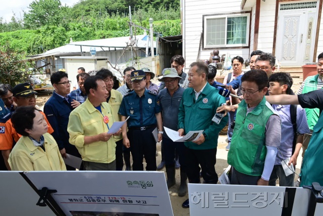 박현국 봉화군수가 봉성면 우곡리 오그래미 마을 산사태 피해 현장을 찾은 이상민 행정안전부장관에게 피해 상황을 보고하고 있다.(봉화군 제공)