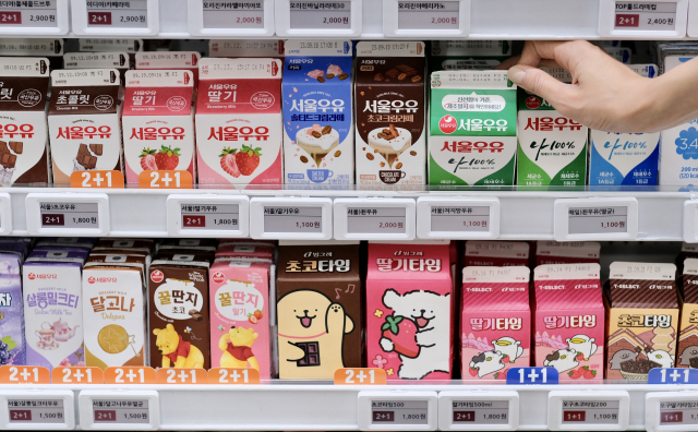 다음 달부터 서울우유 흰 우유 제품 편의점 가격이 4.9∼11.7% 오른다. 11일 식품업계에 따르면 서울우유협동조합의 흰 우유 제품 '나100% 우유' 가격은 1L에 3050원에서 3200원으로 4.9% 오른다. 사진은 이날 서울 시내 편의점에서 판매 중인 서울우유 제품 모습. [연합]