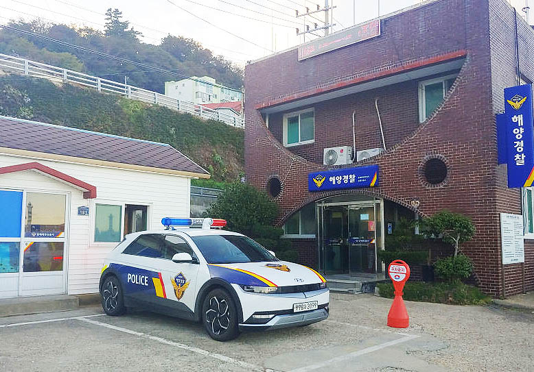 지난해 9월 해양경찰 최초로 울릉도에 도입한 전기순찰차(동해해양경찰서 제공)