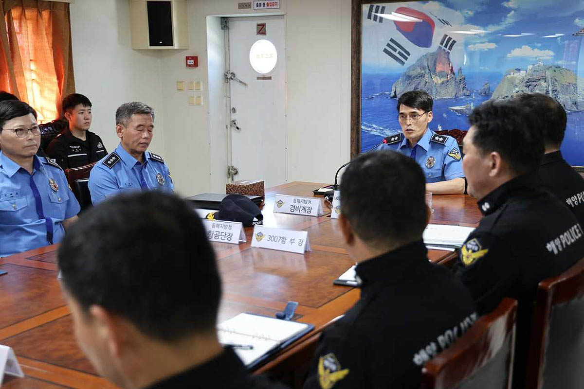 동해해경소속 3007함을 방문해 직원들과 간담회를 하고 있다(동해지방해양경찰청제공)