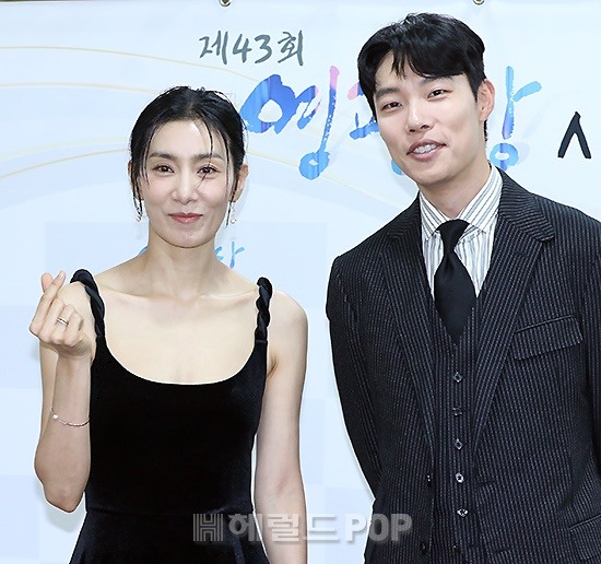 배우 김서형, 류준열/사진=민선유 기자