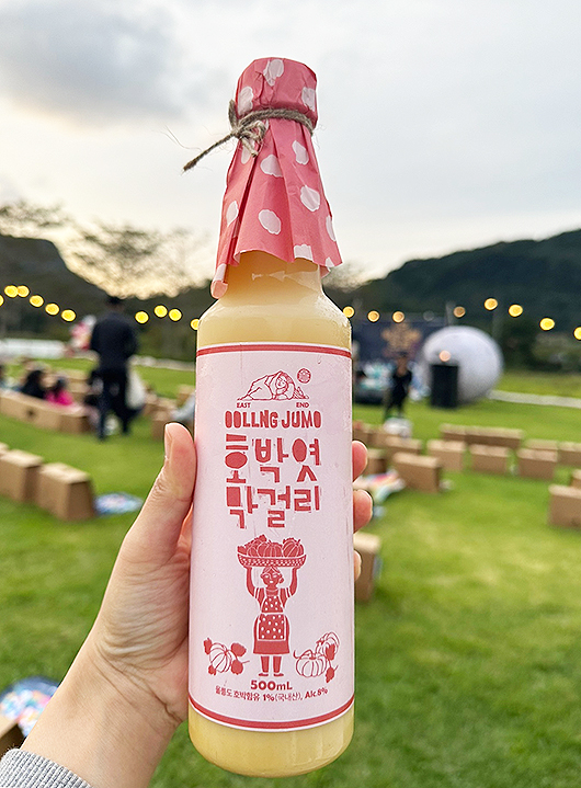 김민정 독도문방구 대표가 호박엿 막걸리를 들어보이고 있다(독도문방구 제공)