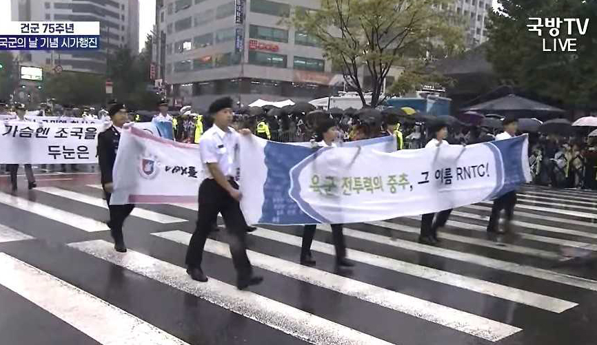 경북전문대학교 RNTC 후보생들이 국군의 날 시가행진에 육군 RNTC 후보생 대표로  참여했다(경북 전문대 제공)