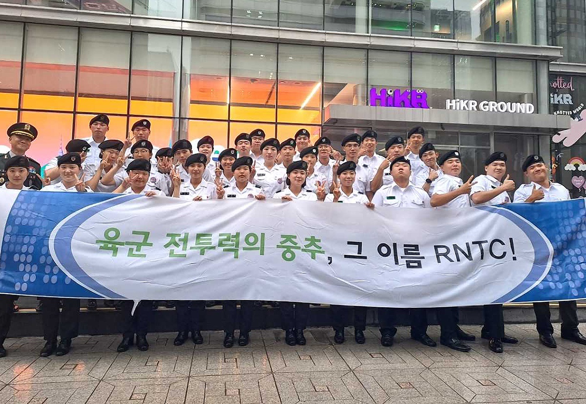 경북전문대학교 RNTC 후보생들이 국군의 날 시가행진에 육군 RNTC 후보생 대표로 참여했다(경북 전문대 제공)
