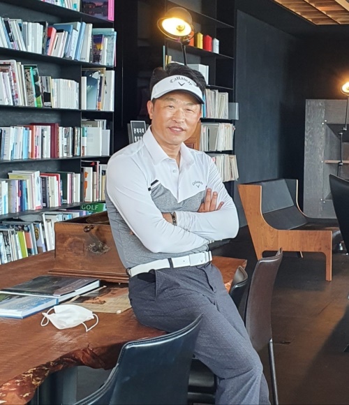 오십이 넘은 늦은 나이에 골프 교습가의 꿈을 이룬 이규원 프로.