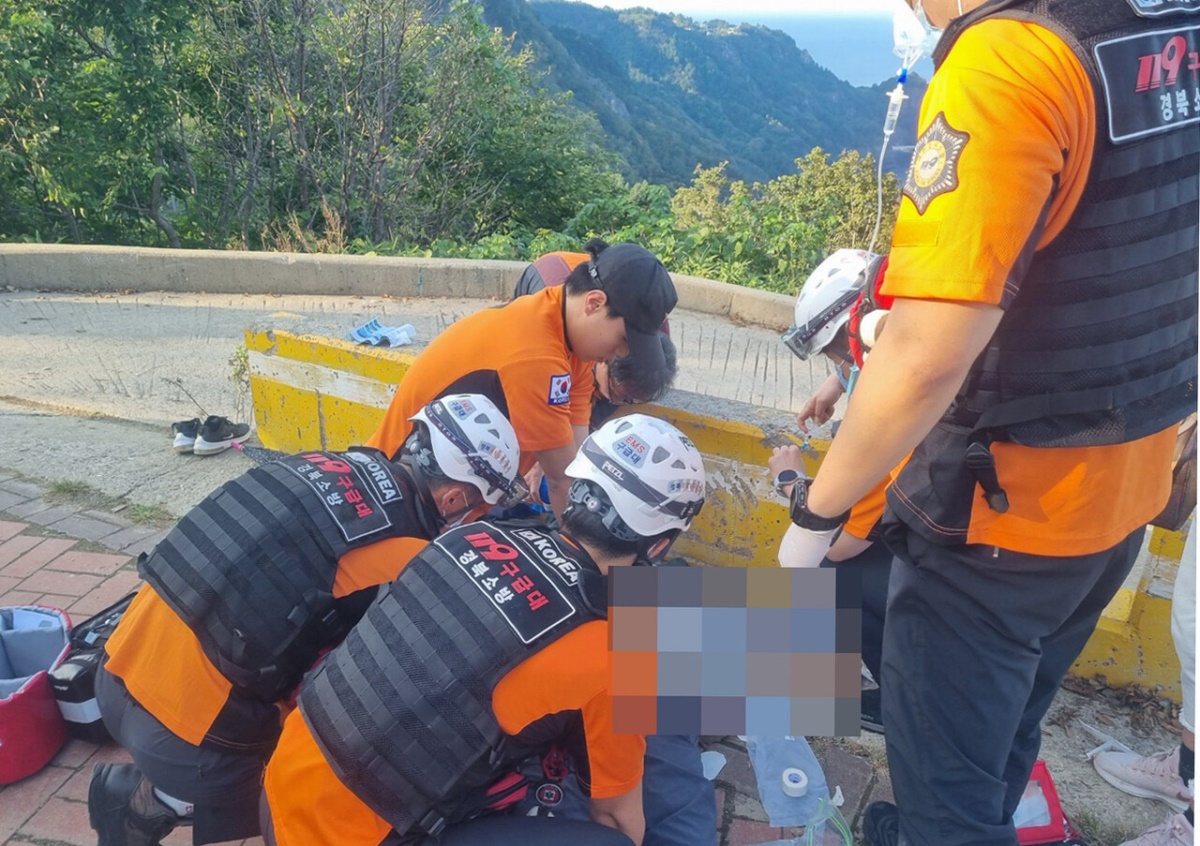 30일 오후 3시 50분께 울릉도 저동 내수전 전망대 입구에서  영천에서 관광온 70대 남성이 쓰러져 119에 의해 응급조치되고 있다(독자제공)