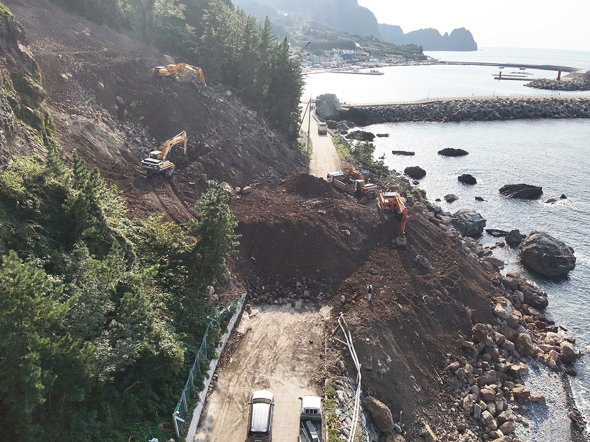 지난달 24일 울릉군 북면 현포리 일주도로 구간에서 발생한 산사태로 3만 1,320t으로   추정되는 토석이  도로를 덮쳐  군은 추석연휴기간에도 복구에 총력을 기울이고 있다(울릉군 제공)