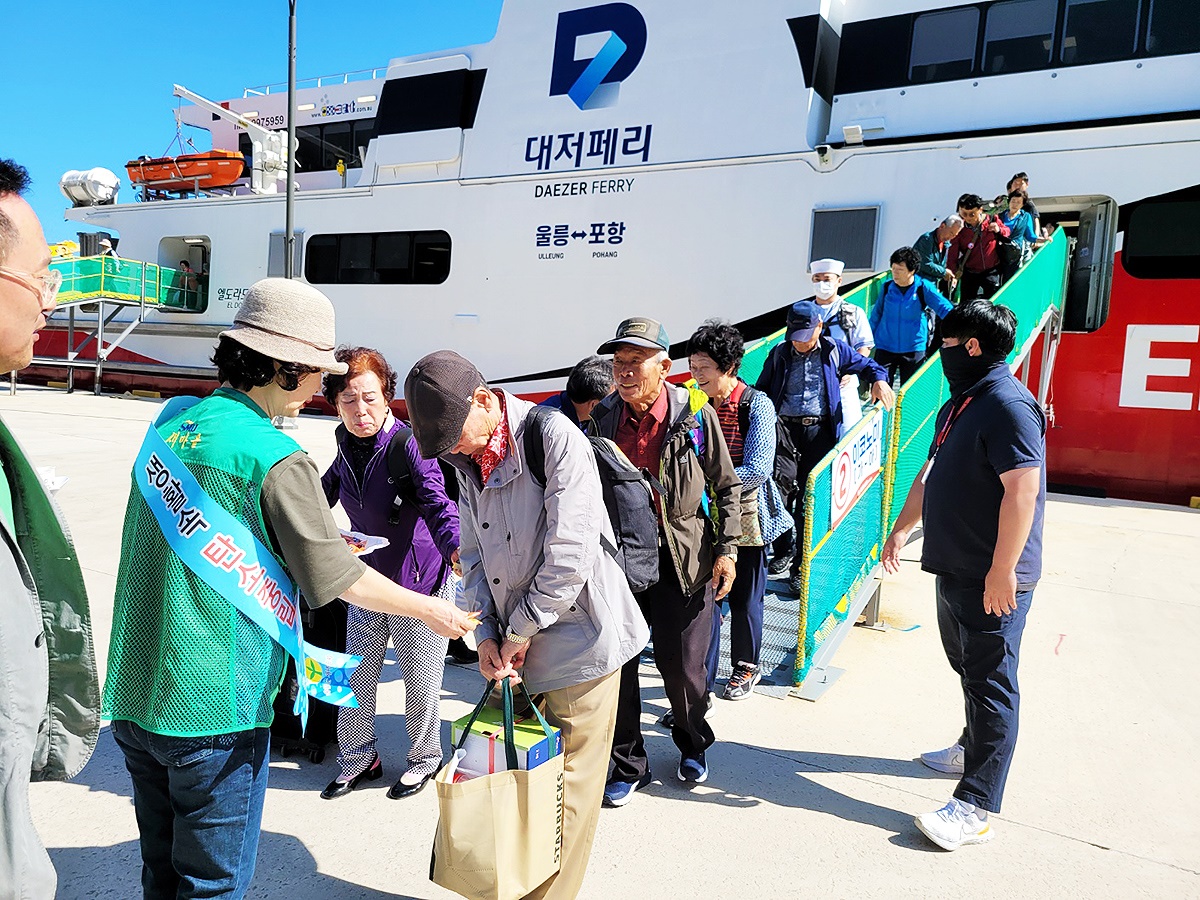 추석 연휴가 시작된 지난달 28일 포항에서 출발한 여객선을 탄 귀성객들이 울릉도 사동항에서 하선하고 있다(헤럴드 DB)