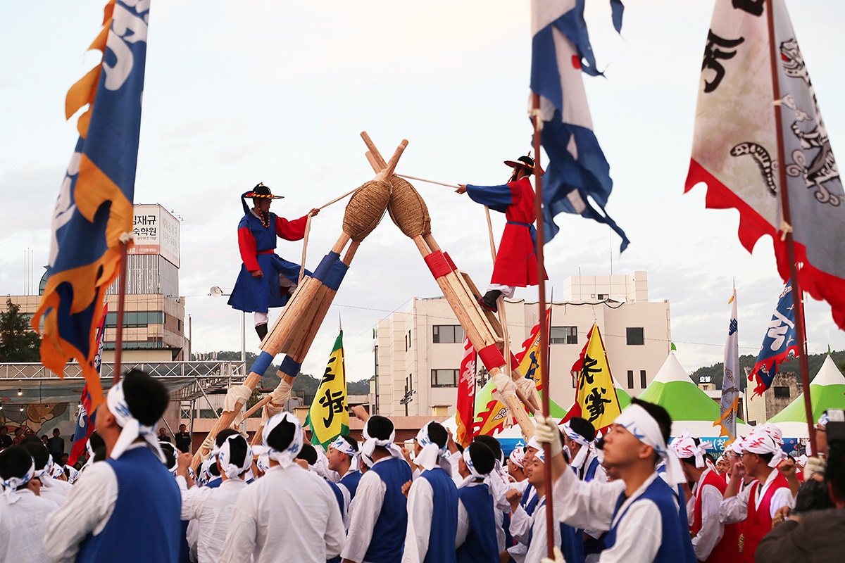 안동국제탈춤페스티벌2023'에서 50사단 3260 부대원들이 차전놀이를 재연하고 있다. (안동시 제공)